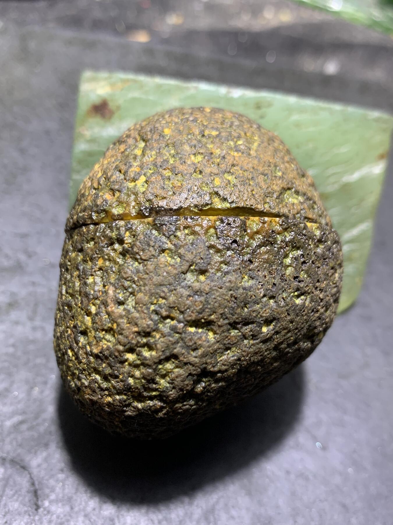 精美亚光原皮鸡油黄拉丝冰飘心战国红玛瑙对切原石摆件一对，