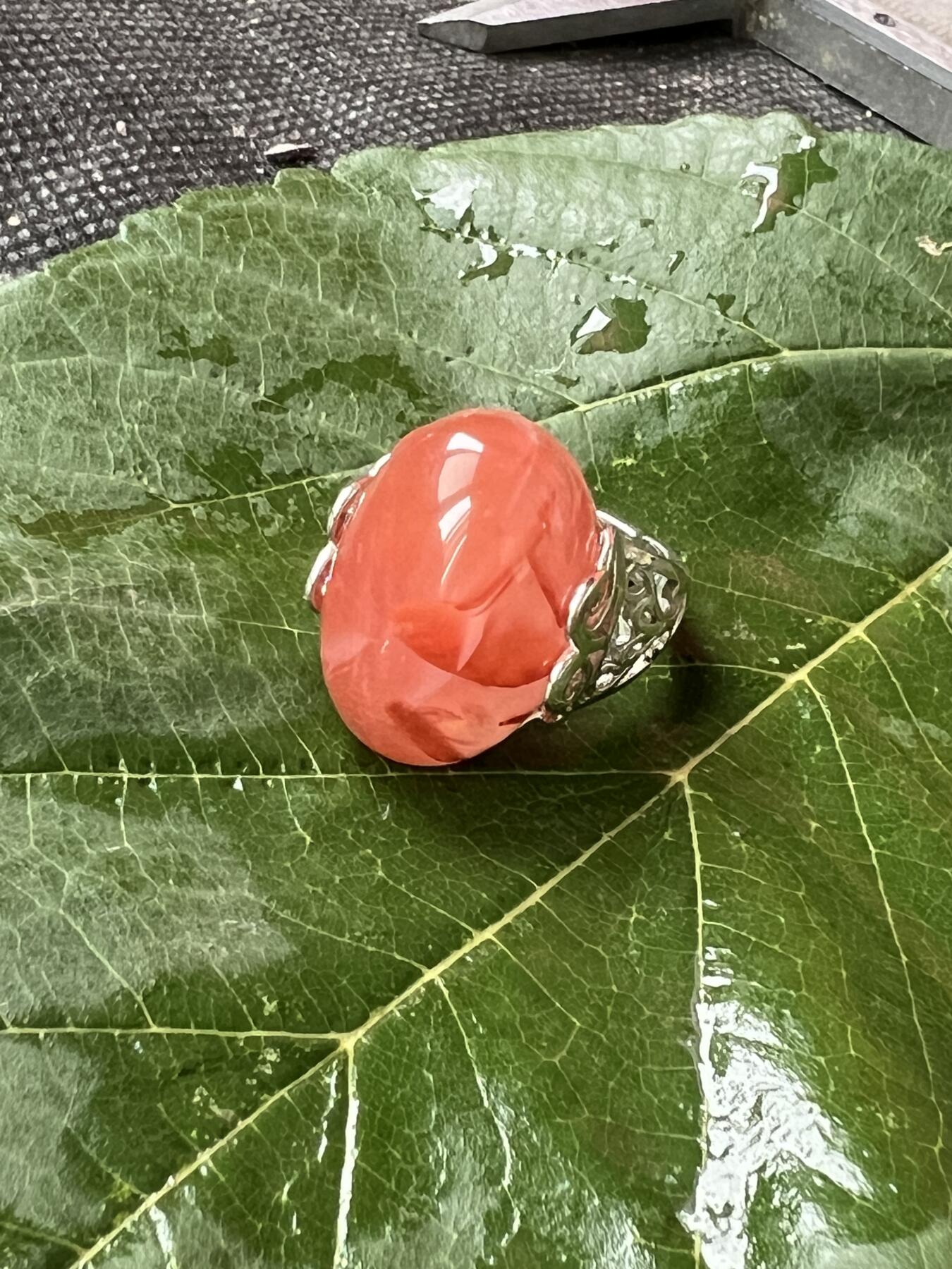 零元拍：南红玛瑙蛋面，都是十多年前的存货了，戒托可以忽略，就是普通合金，尺寸：戒面约243/15mm ，因为拍照环境以及光线的变化，颜色以实物为准。