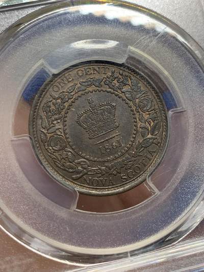 《竞宝斋》第412场 周日，周一，周二，3场连拍 （全场包邮） PCGS MS63BN 新不伦瑞克1861年小维1分铜币，底板丝滑，发丝细节纤毫毕现。 采用了维多利亚女王少妇时期的头像，个人很喜欢的一版。背面皇冠+花环，繁复华丽。高分很少见，外拍64分合人民币2812元成交