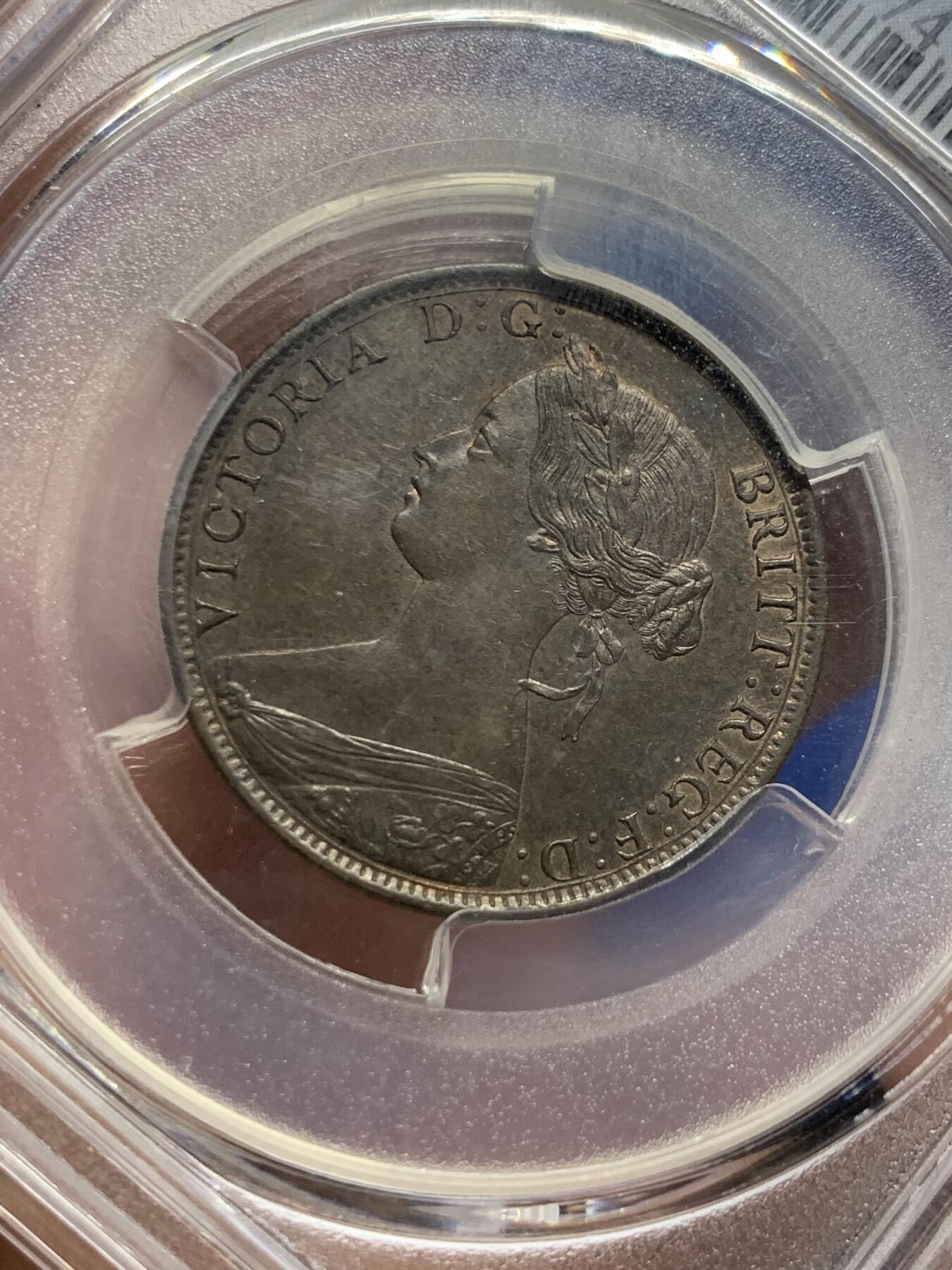 《竞宝斋》第412场 周日，周一，周二，3场连拍 （全场包邮） PCGS MS63BN 新不伦瑞克1861年小维1分铜币，底板丝滑，发丝细节纤毫毕现。 采用了维多利亚女王少妇时期的头像，个人很喜欢的一版。背面皇冠+花环，繁复华丽。高分很少见，外拍64分合人民币2812元成交