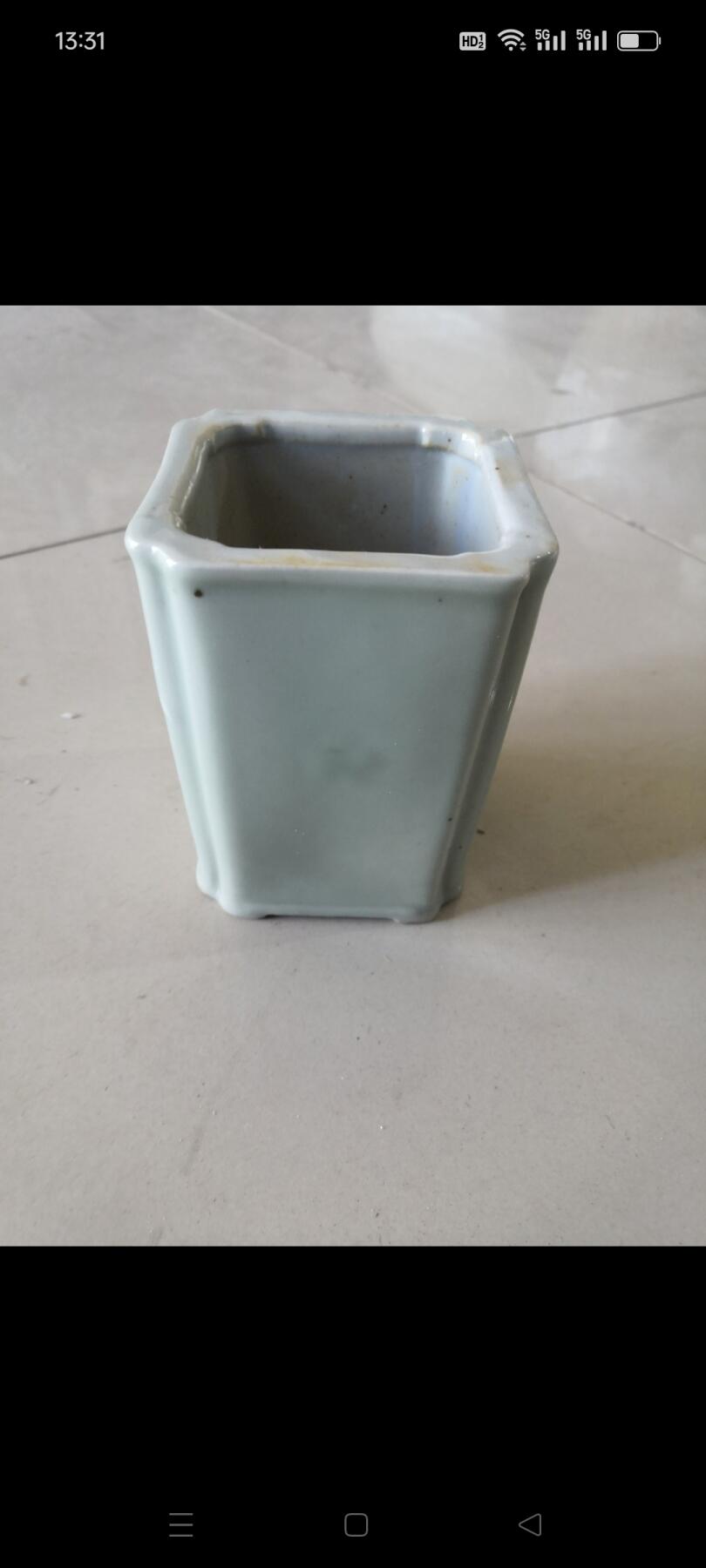 龙泉窑方型笔筒，造型精美，保存完好，品相一流