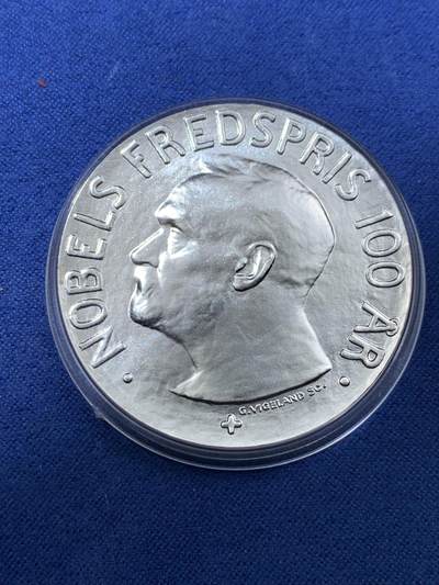 《竞宝斋》第412场 周日，周一，周二，3场连拍 （全场包邮） 挪威2001年100挪威克朗精制银币 诺贝尔和平奖百年纪念 33.6克925银 发行量：5万 盒证全（盒子背面就是证）