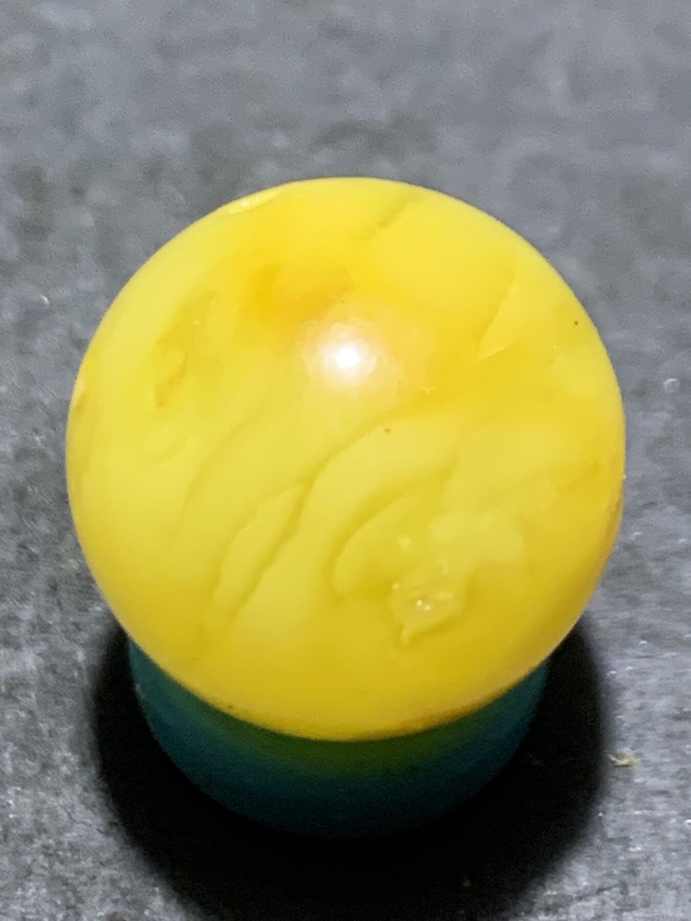 天然乌克兰原矿蜜蜡圆珠一颗
