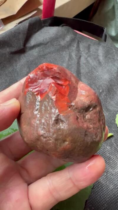 零元拍：南红玛瑙伴生矿红碧石手把石（非南红）。约197克，纯天然，独一无二的（天然原石不可避免有瑕疵，裂纹，介意勿拍）因为拍照环境以及光线的变化，颜色以实物为准。成品很美丽，原石亦魅力无穷。