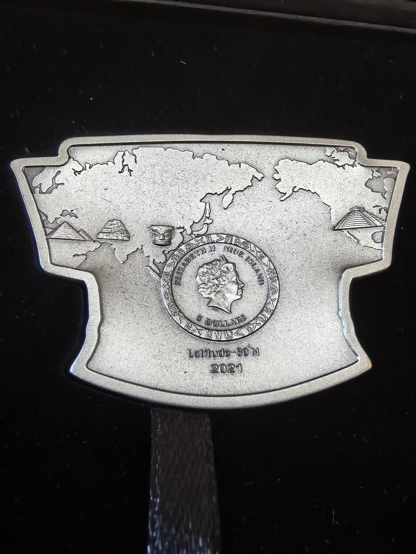 长老汇蛇年精选第四十场拍卖 2021纽埃北纬30度系列之中国三星堆黄金面具5元镀金仿古银币，2盎司999银，盒证全，500枚