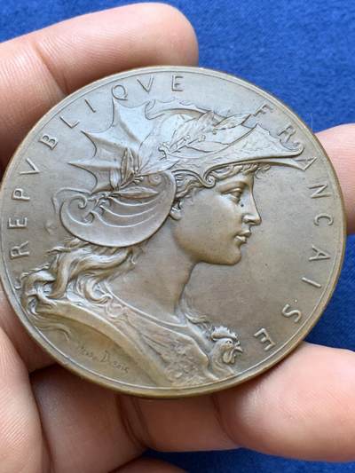 《竞宝斋》第412场 周日，周一，周二，3场连拍 （全场包邮） 法国1898年海马戎装玛丽安娜大铜章，体育比赛主题，大师H.Dubois作品，因头盔形状常被称为海马女神，最经典的戎装女神形象之一。直径50.2mm，重64.6克，边铭丰饶角bronze，品相极美厚重,巧克力包浆，带原盒。