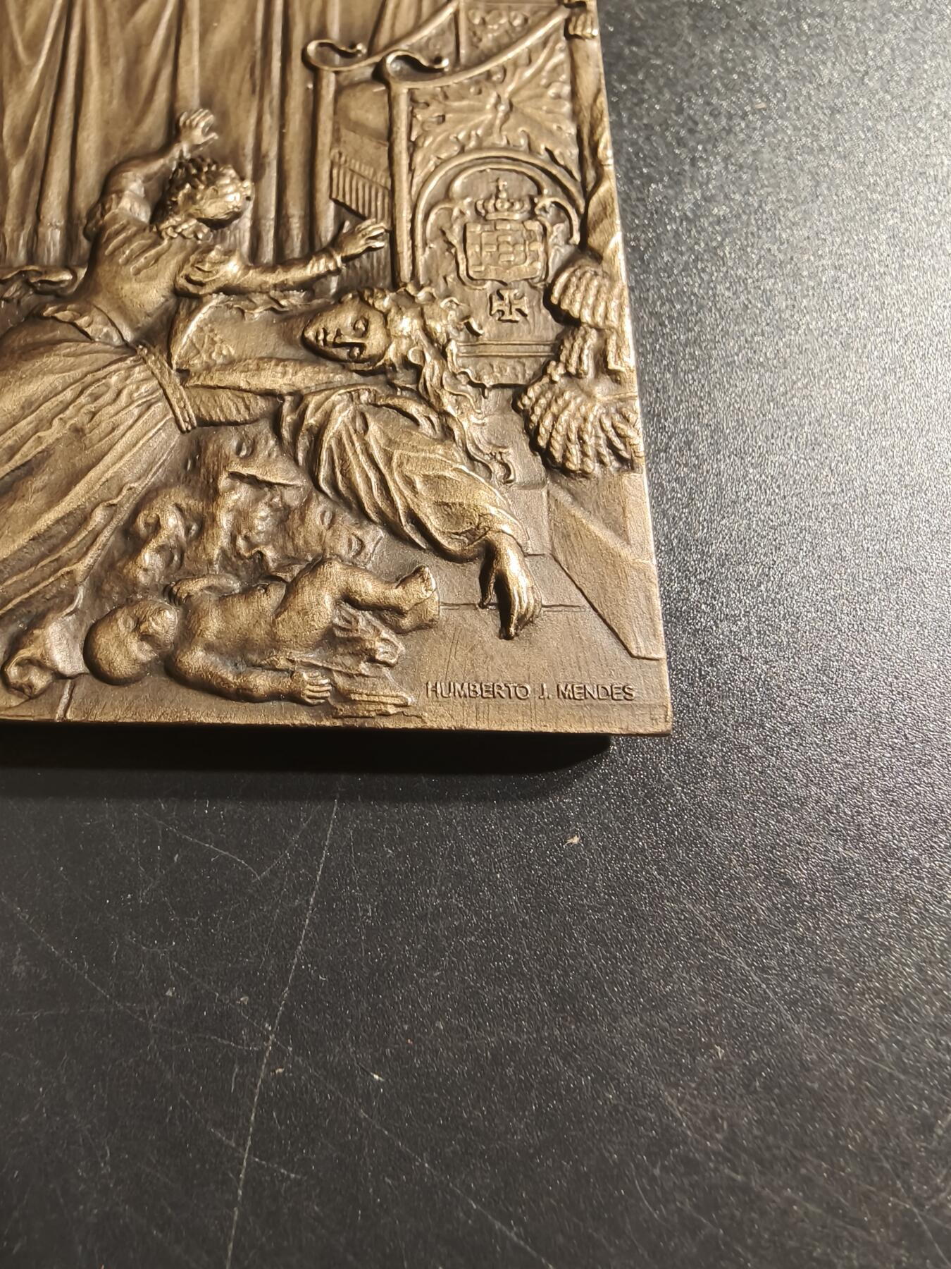 老王徽章第144期 葡萄牙路易斯·卡蒙斯史诗《卢济塔尼亚人之歌》方形大铜章 尺寸90×75mm 重量306g 这部作品主要歌颂了葡萄牙探险家瓦斯科·达·伽马发现通往印度的海路，以及葡萄牙民族在地理大发现时代的伟大成就。
