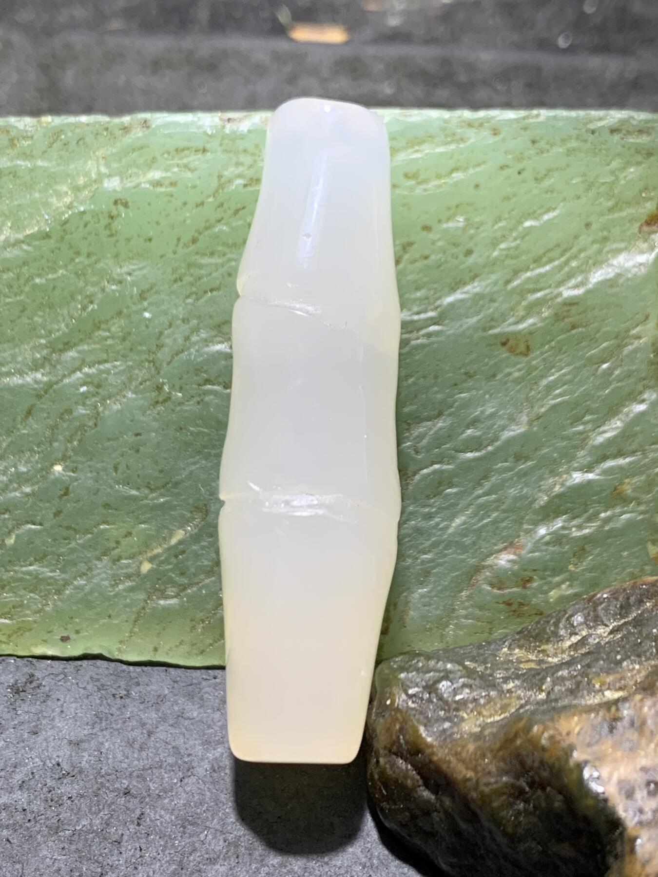 精美手工雕刻天然原皮马达加斯加玛瑙俏色巧雕随形竹节蜘蛛吊坠(把件)一个