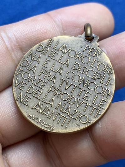 《竞宝斋》第412场 周日，周一，周二，3场连拍 （全场包邮） 意大利1938年钢铁厂成立50周年纪念章，12.3克，32.3mm，库存原品，背面铭文为“工作，秩序，纪律，和谐，生产力是国家的未来。-墨索里尼”