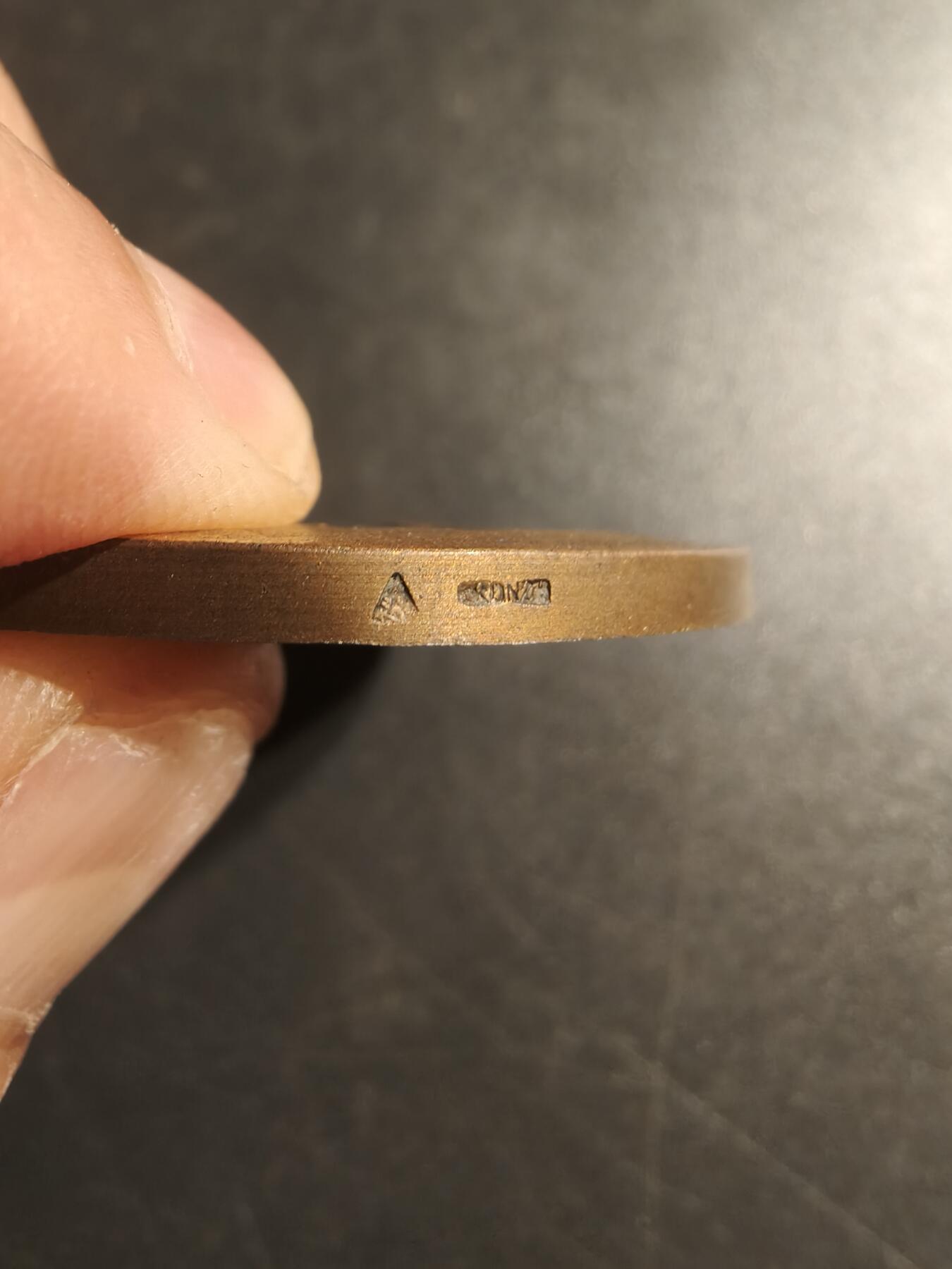 老王徽章第144期 法国巴黎市议会赠大铜章    原盒    直径50mm   重量50g