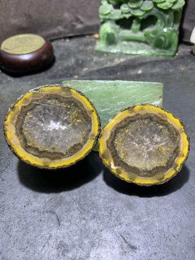 精美亚光原皮鸡油黄拉丝冰飘心战国红玛瑙对切原石摆件一对， - 精美亚光原皮鸡油黄拉丝冰飘心战国红玛瑙对切原石摆件一对，