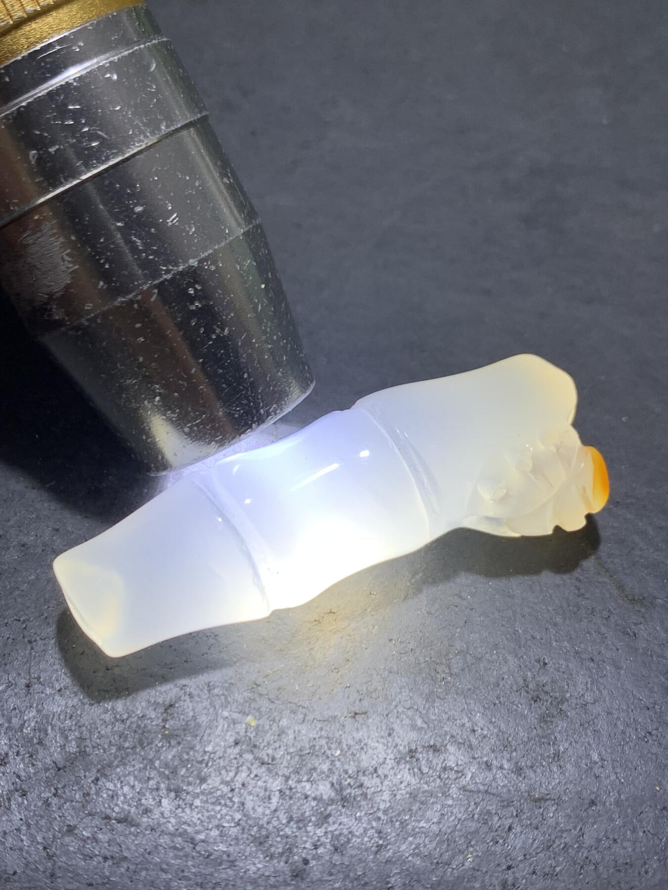 精美手工雕刻天然原皮马达加斯加玛瑙俏色巧雕随形竹节蜘蛛吊坠(把件)一个