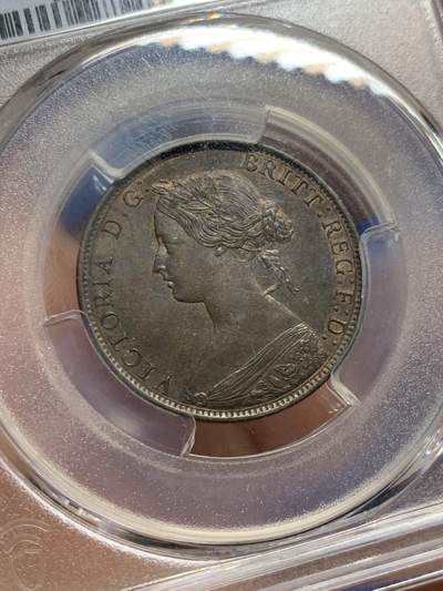 《竞宝斋》第412场 周日，周一，周二，3场连拍 （全场包邮） PCGS MS63BN 新不伦瑞克1861年小维1分铜币，底板丝滑，发丝细节纤毫毕现。 采用了维多利亚女王少妇时期的头像，个人很喜欢的一版。背面皇冠+花环，繁复华丽。高分很少见，外拍64分合人民币2812元成交