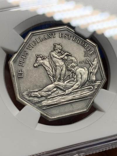 《竞宝斋》第412场 周日，周一，周二，3场连拍 （全场包邮） NGC MS64 高分 法国镀银八角代币 正面描绘希腊神话中宙斯化身公牛带走欧罗巴公主的场景，象征欺诈与权力。铭文“LE PLUS VIGILANT EST TROMPÉ”（最警觉者亦被欺骗）提醒人们，即使最机警的人也可能上当。