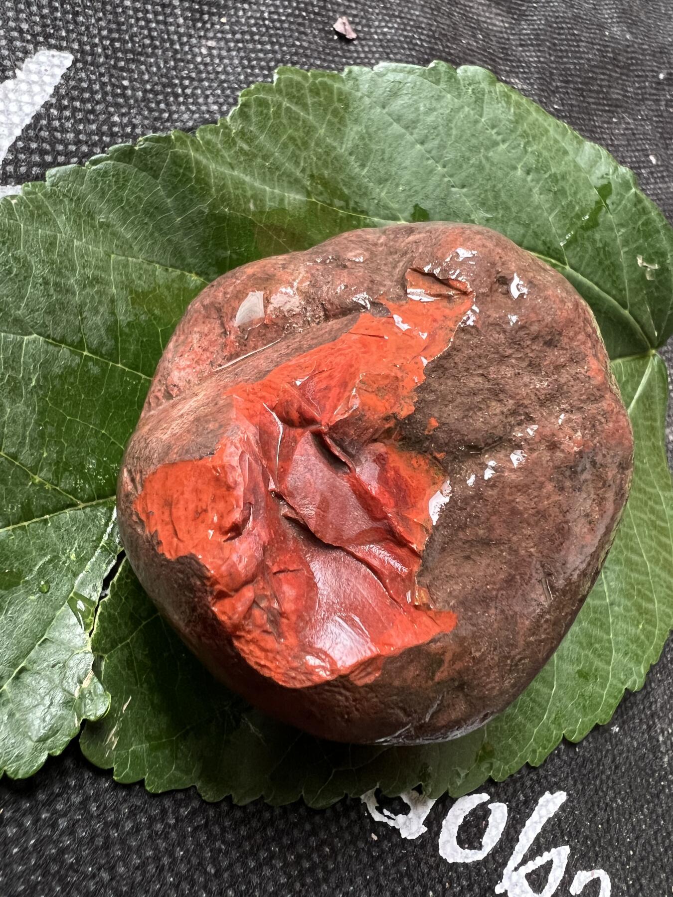 零元拍：南红玛瑙伴生矿红碧石手把石（非南红）。约197克，纯天然，独一无二的（天然原石不可避免有瑕疵，裂纹，介意勿拍）因为拍照环境以及光线的变化，颜色以实物为准。成品很美丽，原石亦魅力无穷。