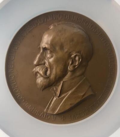 掌中浮雕-藏着的欧洲第034场 NGC MS62 : 1906年意大利米兰理工学院50周年纪念铜章，67mm，背面场景：拉斐尔名画《雅典学院》局部