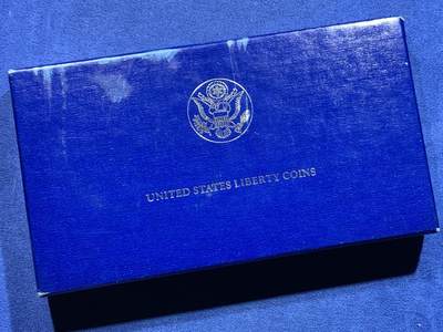 《竞宝斋》第412场 周日，周一，周二，3场连拍 （全场包邮） 美国1986年1美元和半美元套 自由女神 1美元精制银币 0.5元精制铜镍纪念币 带盒