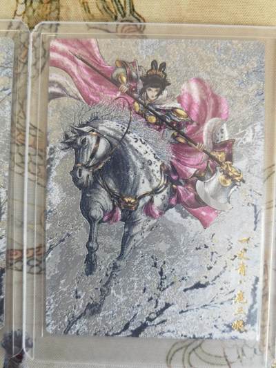 奇趣收藏卡牌拍卖第21场 卡德曼 谷粒 扈三娘19号一套三色粗闪卡3张，金编031/300  102/300  106/300，全新覆膜卡夹卡膜保护