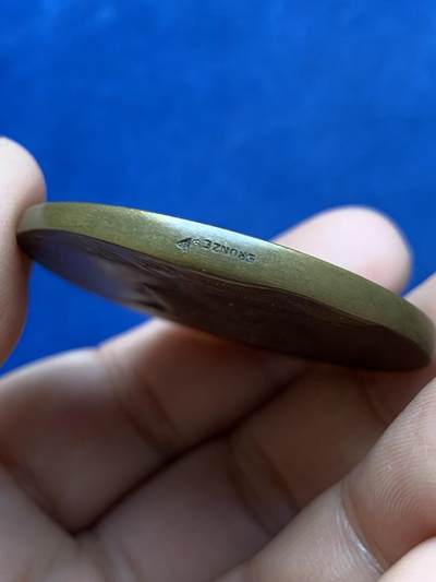 《竞宝斋》第412场 周日，周一，周二，3场连拍 （全场包邮） 法国李维Rivet版戎装玛丽安娜铜章（城市徽章），少见的戎装女神形象之一。直径44.2mm，重39.8克，边铭bronze+三角，品相美包浆自然。