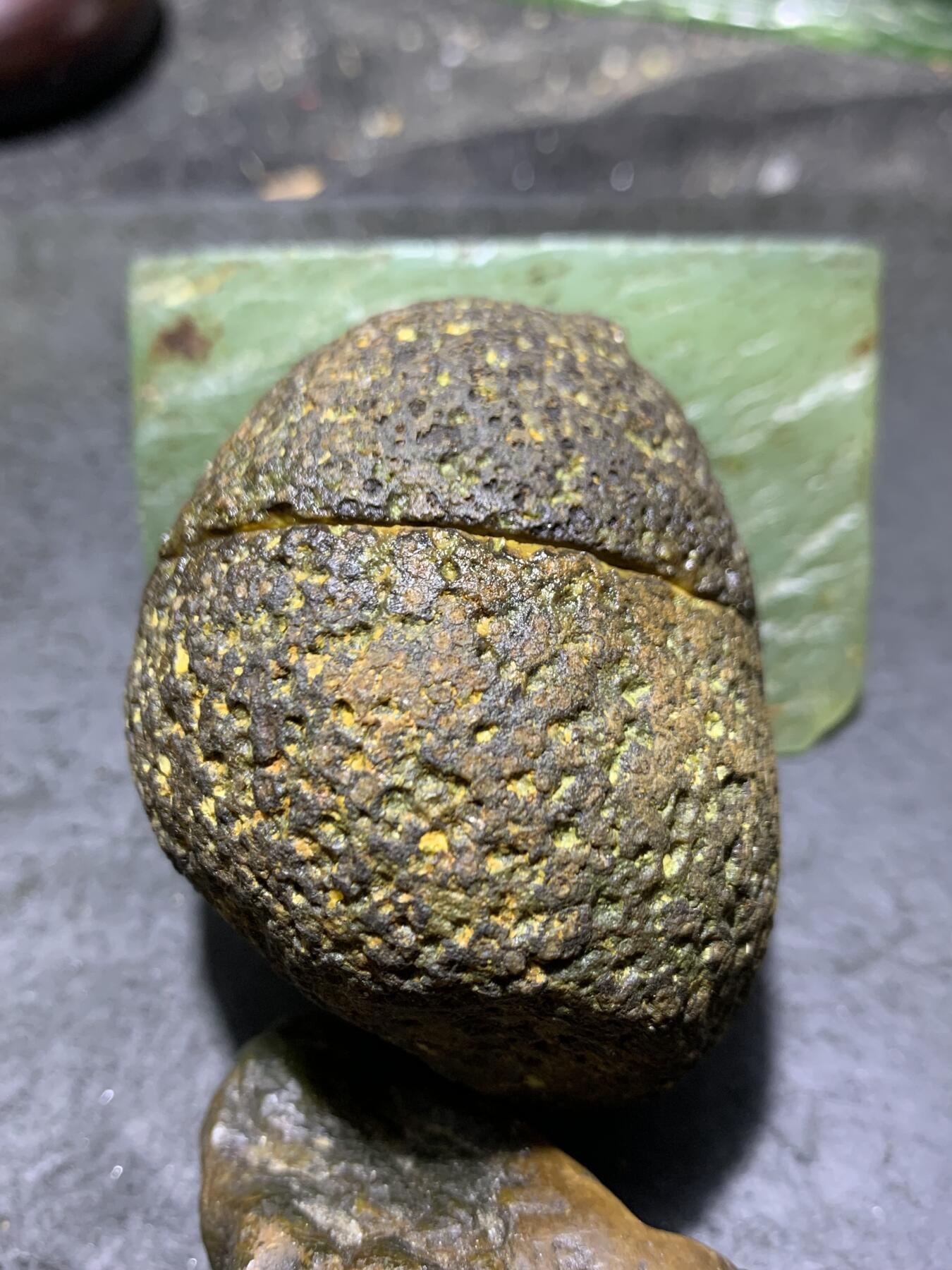 精美亚光原皮鸡油黄拉丝冰飘心战国红玛瑙对切原石摆件一对，