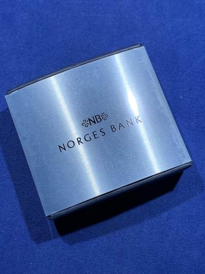 《竞宝斋》第412场 周日，周一，周二，3场连拍 （全场包邮） 挪威2001年100挪威克朗精制银币 诺贝尔和平奖百年纪念 33.6克925银 发行量：5万 盒证全（盒子背面就是证）