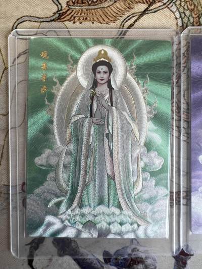 奇趣收藏卡牌拍卖第21场 山河潮玩限定礼盒  青朴 绘 观音 粗闪 三色各1张 全新覆膜卡夹卡膜保护