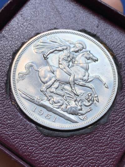 《竞宝斋》第412场 周日，周一，周二，3场连拍 （全场包邮） 英国1951镍马剑乔治六世克朗 带红色原盒和证书