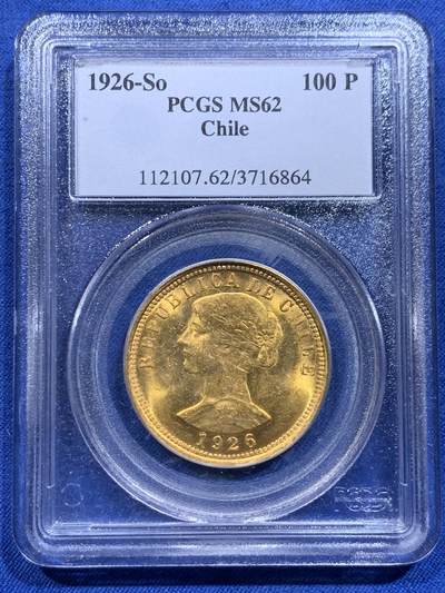 《竞宝斋》第412场 周日，周一，周二，3场连拍 （全场包邮） - PCGS MS62 智利共和国1926年100比索 自由女神金币 早期版 品好高分稀见 900金 20.3397克。正面是自由女神侧像，背面是智利国徽。