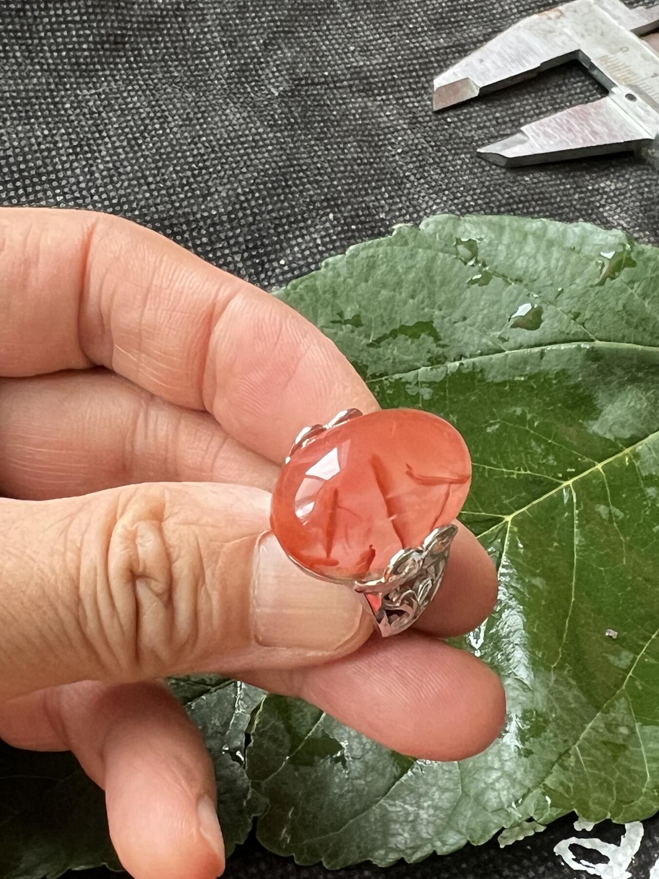 零元拍：南红玛瑙蛋面，都是十多年前的存货了，戒托可以忽略，就是普通合金，尺寸：戒面约243/15mm ，因为拍照环境以及光线的变化，颜色以实物为准。