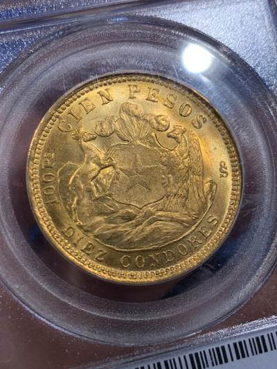 《竞宝斋》第412场 周日，周一，周二，3场连拍 （全场包邮） PCGS MS62 智利共和国1926年100比索 自由女神金币 早期版 品好高分稀见 900金 20.3397克。正面是自由女神侧像，背面是智利国徽。
