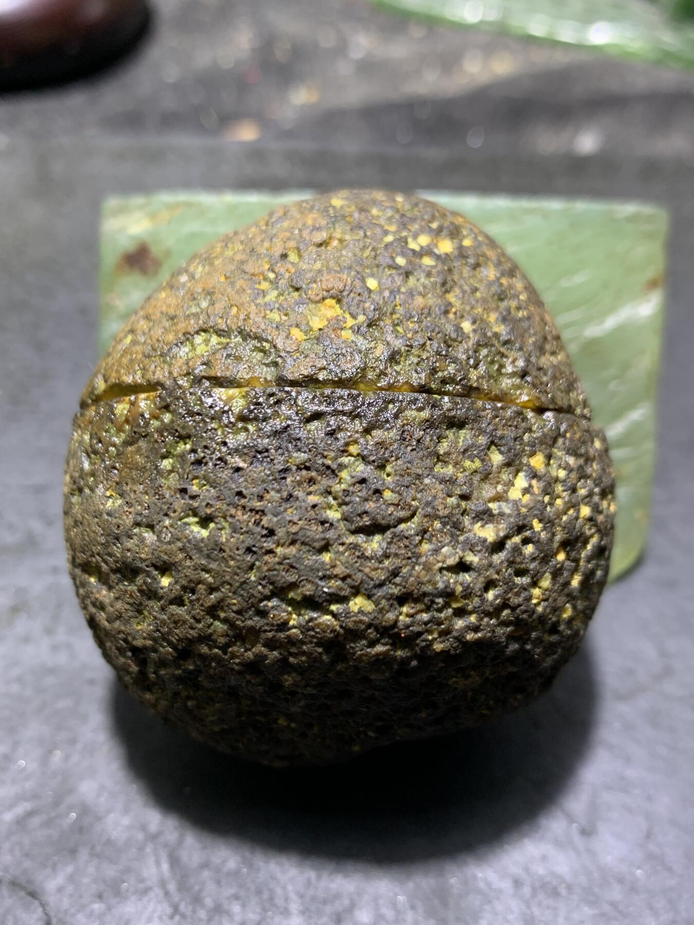 精美亚光原皮鸡油黄拉丝冰飘心战国红玛瑙对切原石摆件一对，