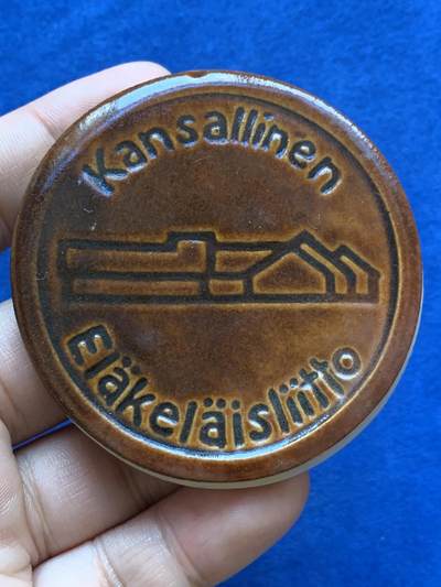 《竞宝斋》第412场 周日，周一，周二，3场连拍 （全场包邮） 芬兰陶瓷大纪念章，46.6克，65.2mm，压手