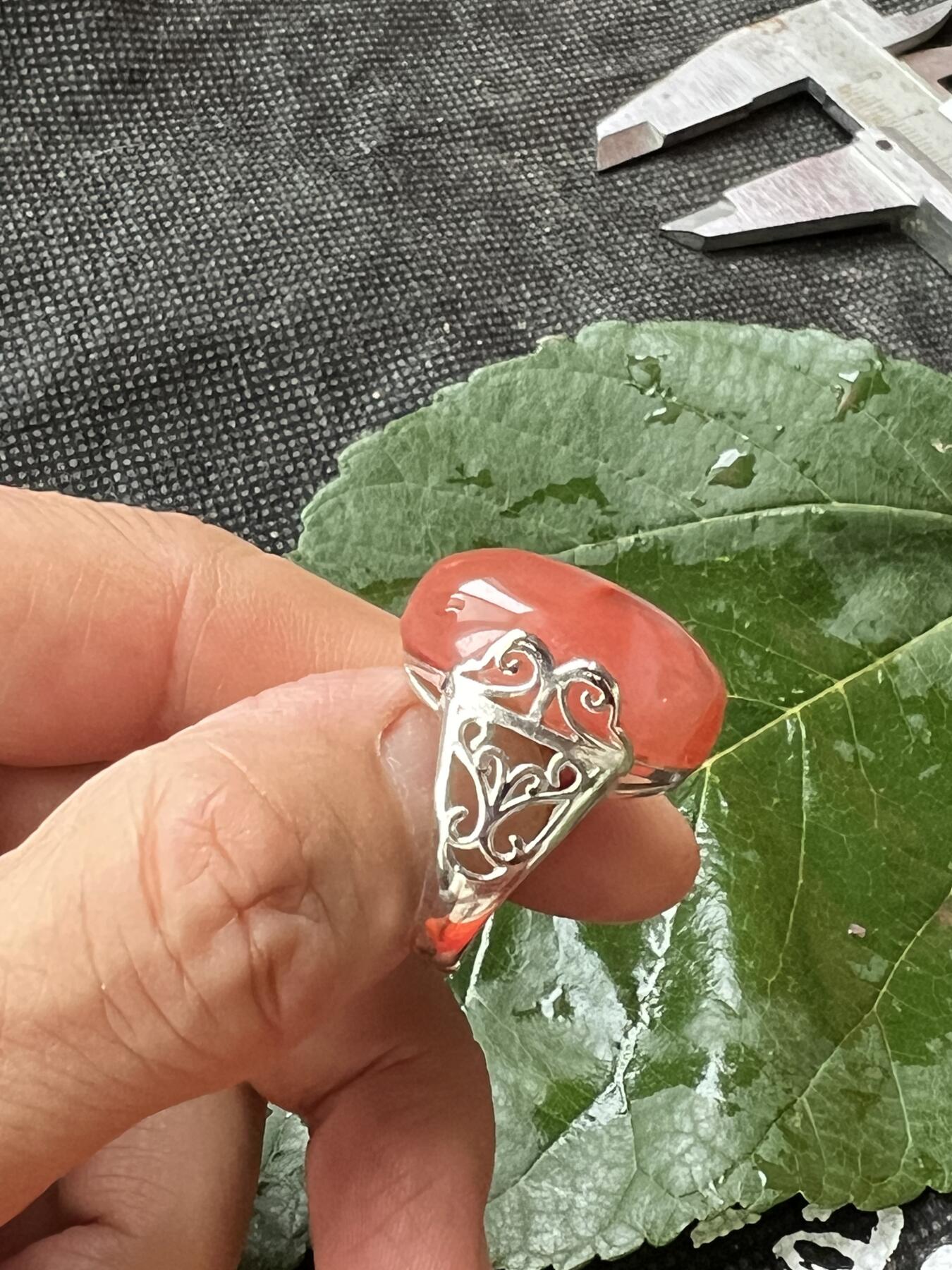 零元拍：南红玛瑙蛋面，都是十多年前的存货了，戒托可以忽略，就是普通合金，尺寸：戒面约243/15mm ，因为拍照环境以及光线的变化，颜色以实物为准。