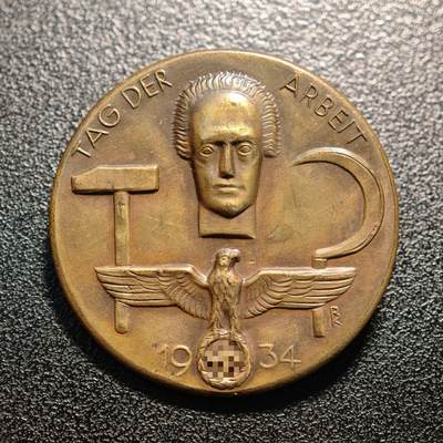 【德藏】世界币章拍卖第143期（拍品征集中~欢迎藏友联系） - 1934年 德国第三帝国工作日铜胸章 淡老包浆 直径约：35.3mm；重约：9.1g（原图请联系客服）