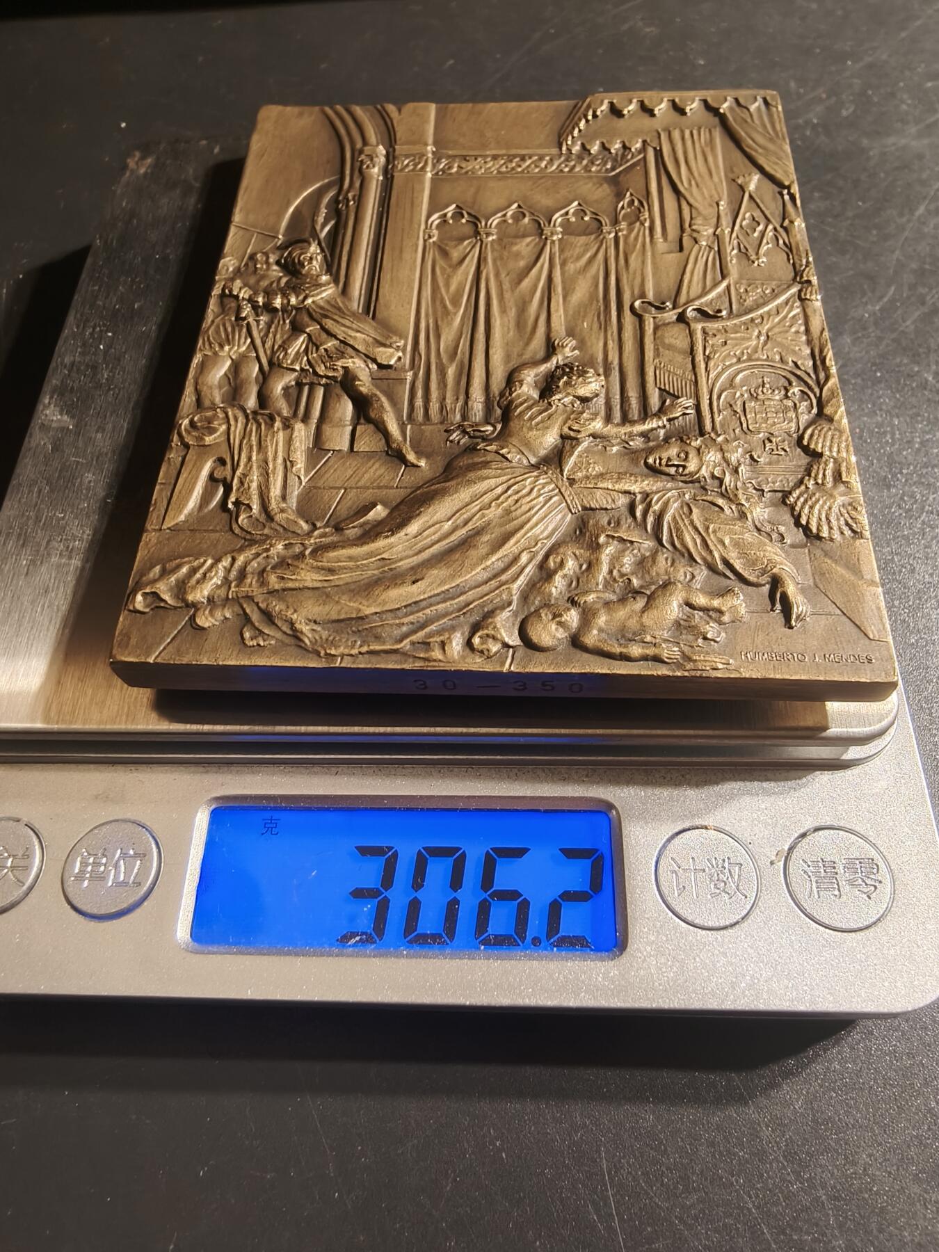 老王徽章第144期 葡萄牙路易斯·卡蒙斯史诗《卢济塔尼亚人之歌》方形大铜章 尺寸90×75mm 重量306g 这部作品主要歌颂了葡萄牙探险家瓦斯科·达·伽马发现通往印度的海路，以及葡萄牙民族在地理大发现时代的伟大成就。