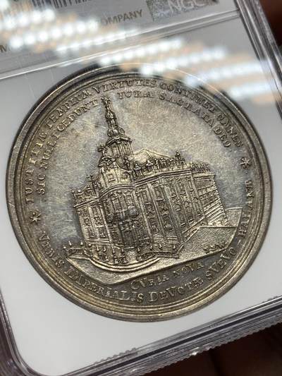 《竞宝斋》第412场 周日，周一，周二，3场连拍 （全场包邮） NGC MS61 德国 1735年 施韦比施哈尔 市政厅重建银章 整体元素丰富 圣米迦勒教堂 科赫尔河为前景 场面恢弘 双头鹰与上帝光芒双重加持 难得品种