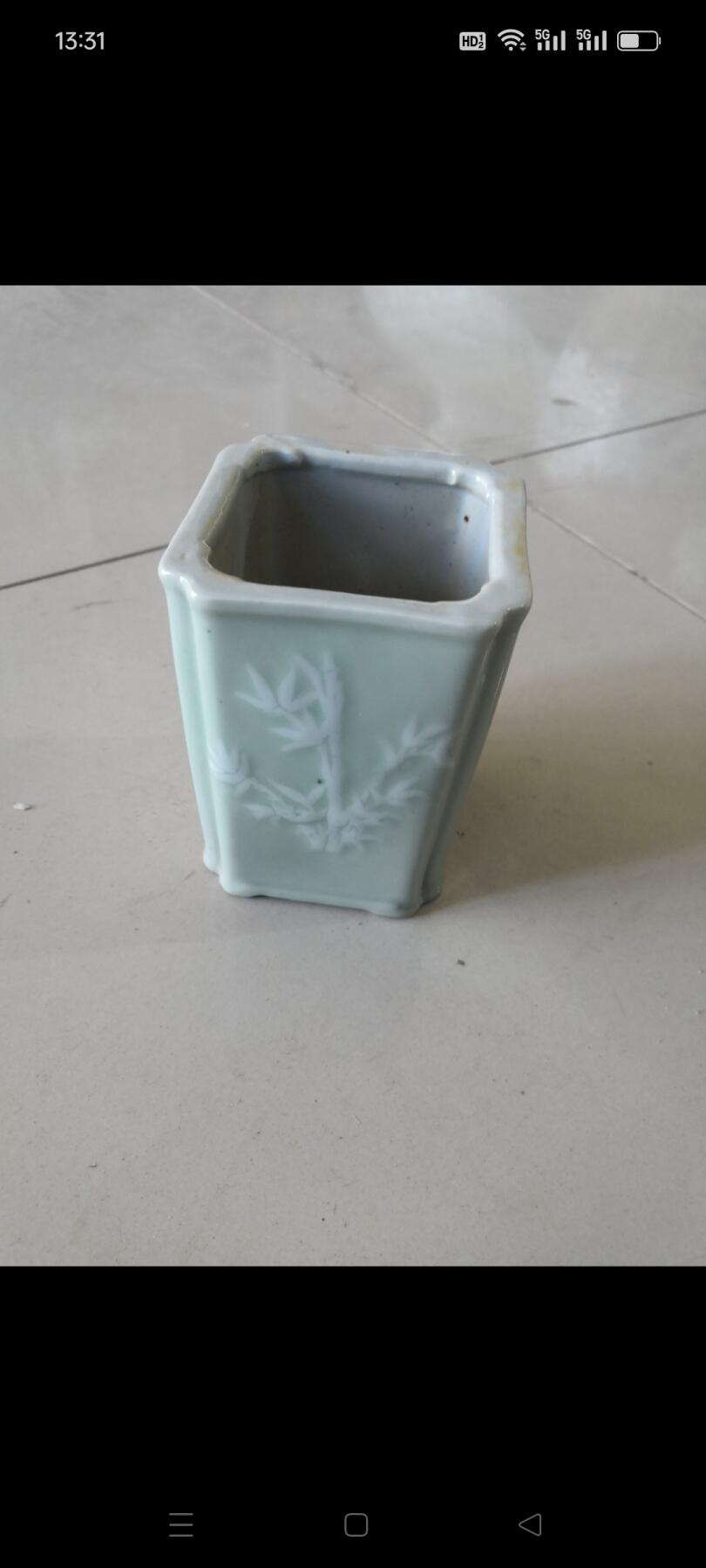 龙泉窑方型笔筒，造型精美，保存完好，品相一流