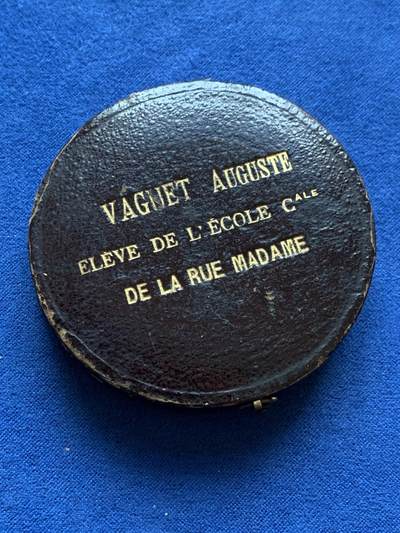 《竞宝斋》第412场 周日，周一，周二，3场连拍 （全场包邮） 法国1898年海马戎装玛丽安娜大铜章，体育比赛主题，大师H.Dubois作品，因头盔形状常被称为海马女神，最经典的戎装女神形象之一。直径50.2mm，重64.6克，边铭丰饶角bronze，品相极美厚重,巧克力包浆，带原盒。