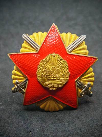凯旋世界勋赏（第18期）（欢迎送拍）（对拍品有疑问请询问客服，不接受到手刀，出价默认拍品品相。请认真阅读拍卖规则！出价默认已认可！）（收到货请录制开箱视频，无视频概不处理问题。） - 这是罗马尼亚社会主义共和国的“罗马尼亚人民共和国之星勋章（Order of the Star of the Romanian People's Republic）” ，中心图案有罗马尼亚的国徽元素，“R.S.R” 是 “Republica Socialistă România（罗马尼亚社会主义共和国 ）” 的缩写 ，该勋章用于表彰对国家有突出贡献的个人等 。