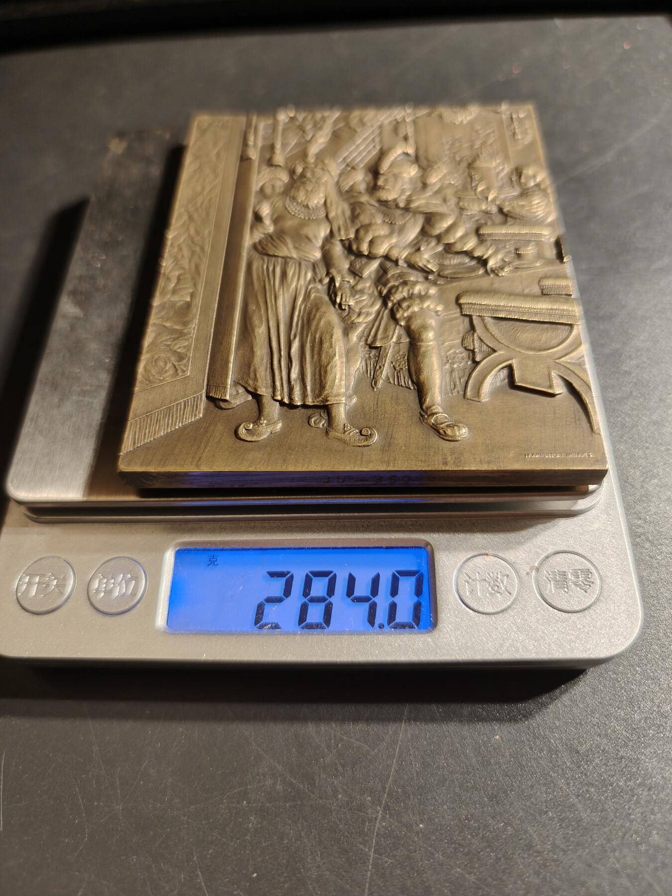 老王徽章第144期 葡萄牙路易斯·卡蒙斯史诗《卢济塔尼亚人之歌》方形大铜章   尺寸90×75mm   重量284g    这部作品主要歌颂了葡萄牙探险家瓦斯科·达·伽马发现通往印度的海路，以及葡萄牙民族在地理大发现时代的伟大成就。﻿