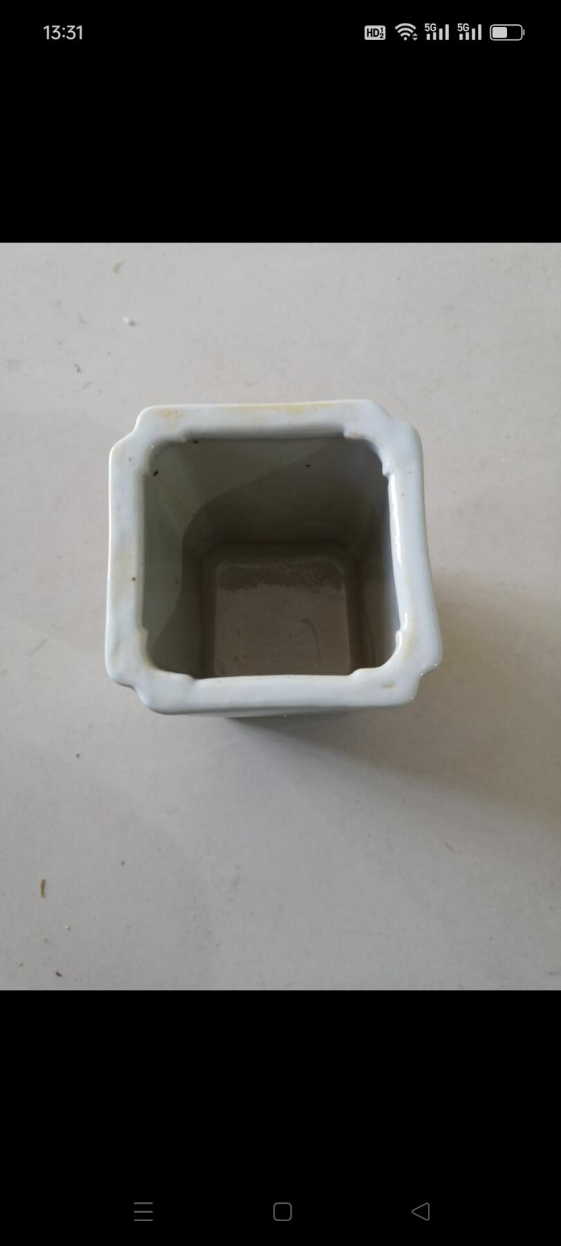 龙泉窑方型笔筒，造型精美，保存完好，品相一流