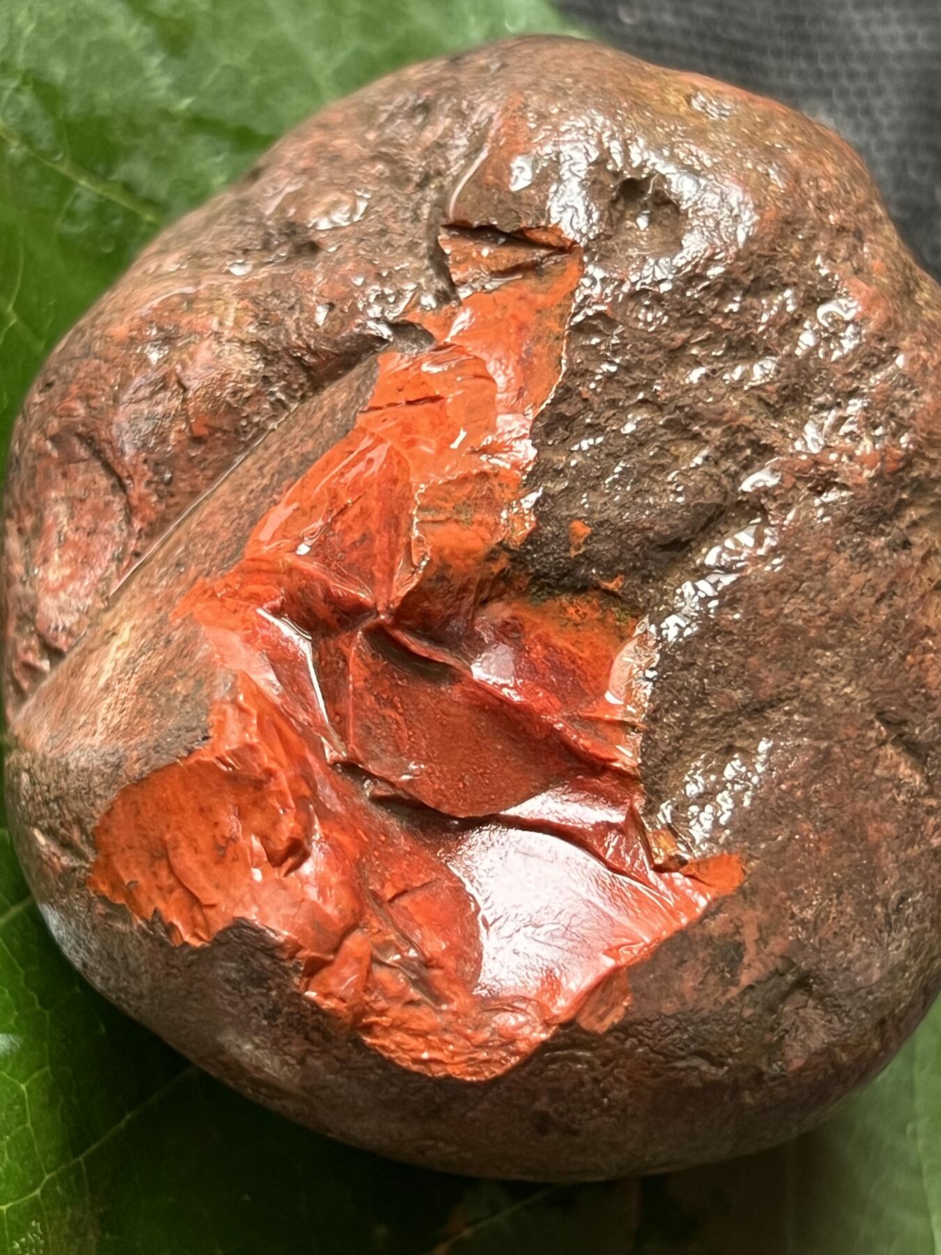 零元拍：南红玛瑙伴生矿红碧石手把石（非南红）。约197克，纯天然，独一无二的（天然原石不可避免有瑕疵，裂纹，介意勿拍）因为拍照环境以及光线的变化，颜色以实物为准。成品很美丽，原石亦魅力无穷。