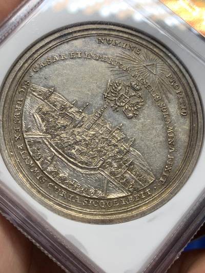 《竞宝斋》第412场 周日，周一，周二，3场连拍 （全场包邮） NGC MS61 德国 1735年 施韦比施哈尔 市政厅重建银章 整体元素丰富 圣米迦勒教堂 科赫尔河为前景 场面恢弘 双头鹰与上帝光芒双重加持 难得品种