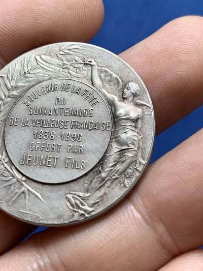 《竞宝斋》第412场 周日，周一，周二，3场连拍 （全场包邮） 1898年法国李维Rivet版戎装玛丽安娜镀银铜章，少见的戎装女神形象之一。直径34.1mm，重20.5克，边铭bronze+丰饶角，品相美包浆自然。