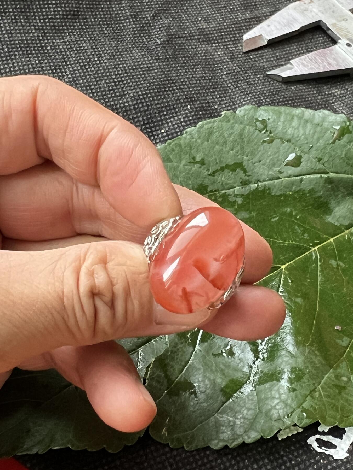 零元拍：南红玛瑙蛋面，都是十多年前的存货了，戒托可以忽略，就是普通合金，尺寸：戒面约243/15mm ，因为拍照环境以及光线的变化，颜色以实物为准。