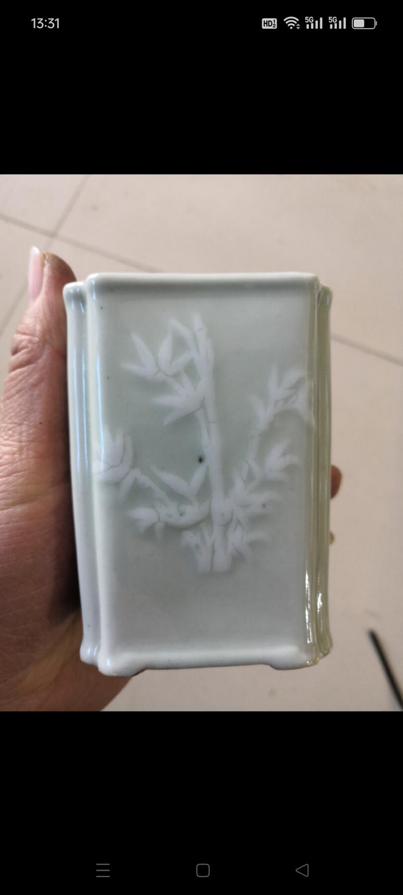 龙泉窑方型笔筒，造型精美，保存完好，品相一流