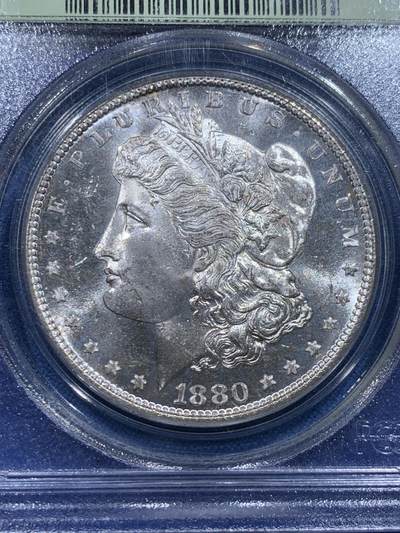《竞宝斋》第412场 周日，周一，周二，3场连拍 （全场包邮） PCGS MS64 美国1880年S版摩根大银币 老盒子严评实物双面呈现类镜面效果 PL状态 应是新模具初打