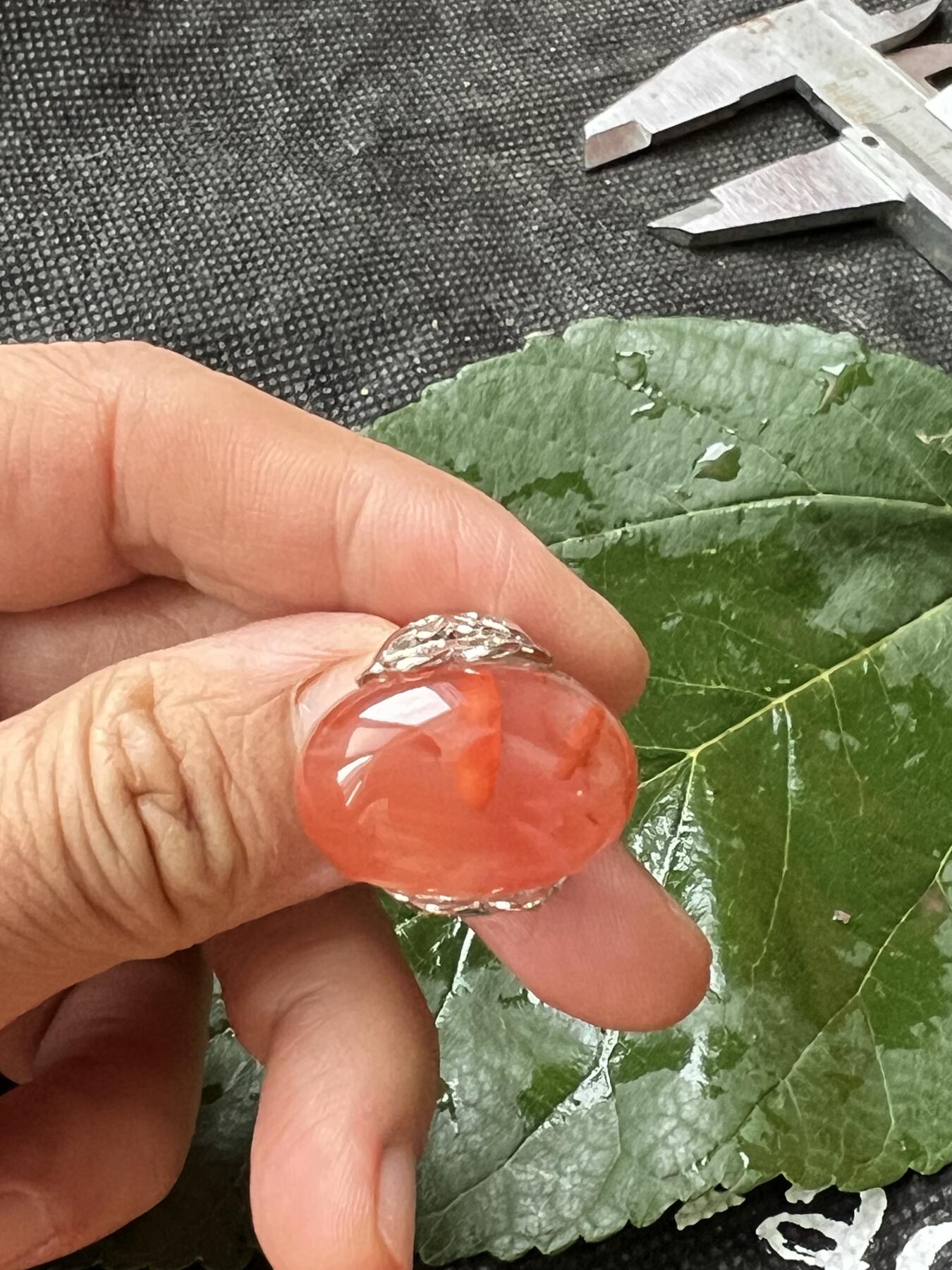 零元拍：南红玛瑙蛋面，都是十多年前的存货了，戒托可以忽略，就是普通合金，尺寸：戒面约243/15mm ，因为拍照环境以及光线的变化，颜色以实物为准。