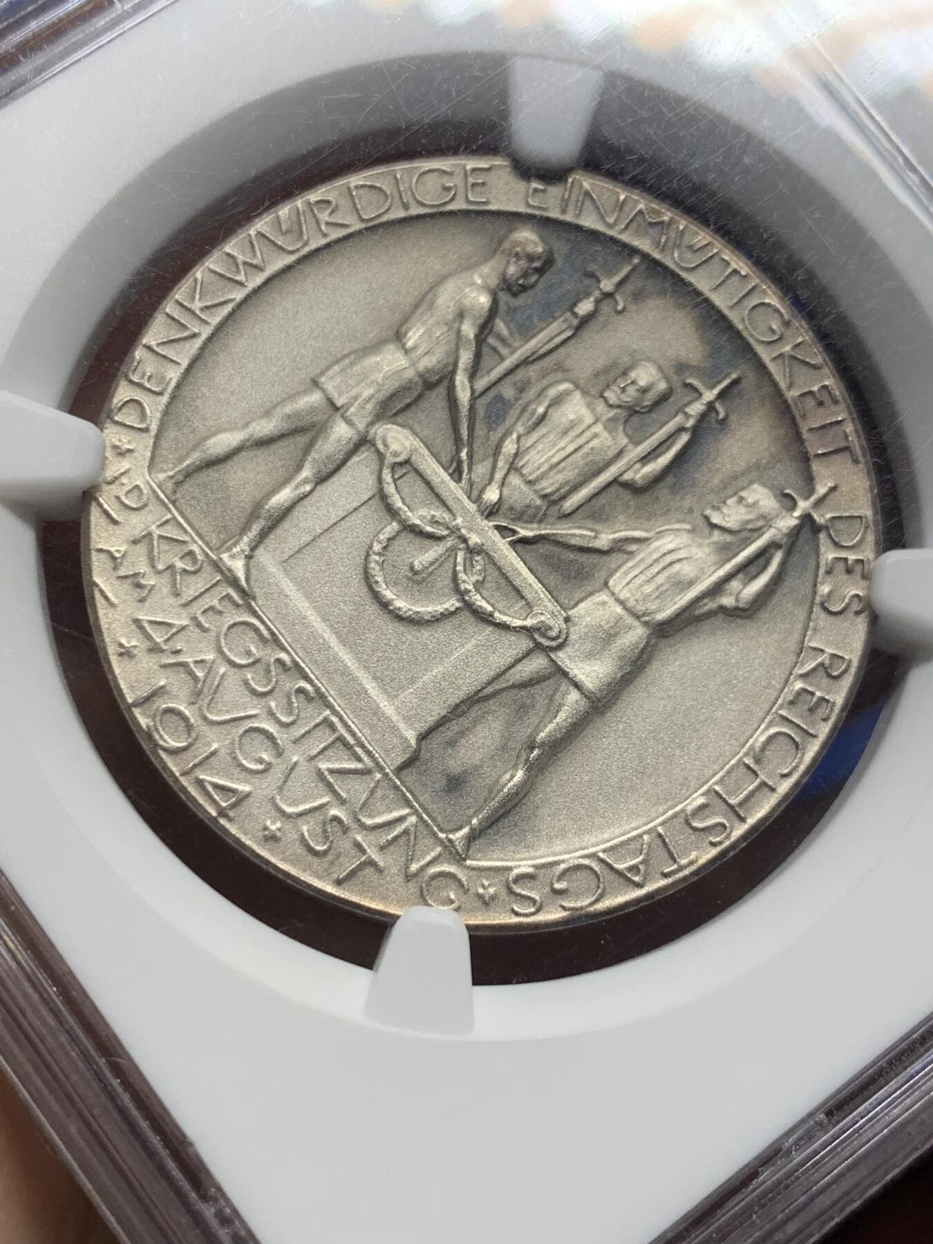 《竞宝斋》第412场 周日，周一，周二，3场连拍 （全场包邮） NGC MS64 冠军分 1914年德国纪念一战开战银章 名誉品 磨砂 高浮雕。背面上方两只鹰代表德奥两国 下方分别代表法、英、俄。