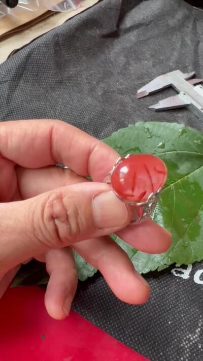 零元拍：南红玛瑙蛋面，都是十多年前的存货了，戒托可以忽略，就是普通合金，尺寸：戒面约243/15mm ，因为拍照环境以及光线的变化，颜色以实物为准。